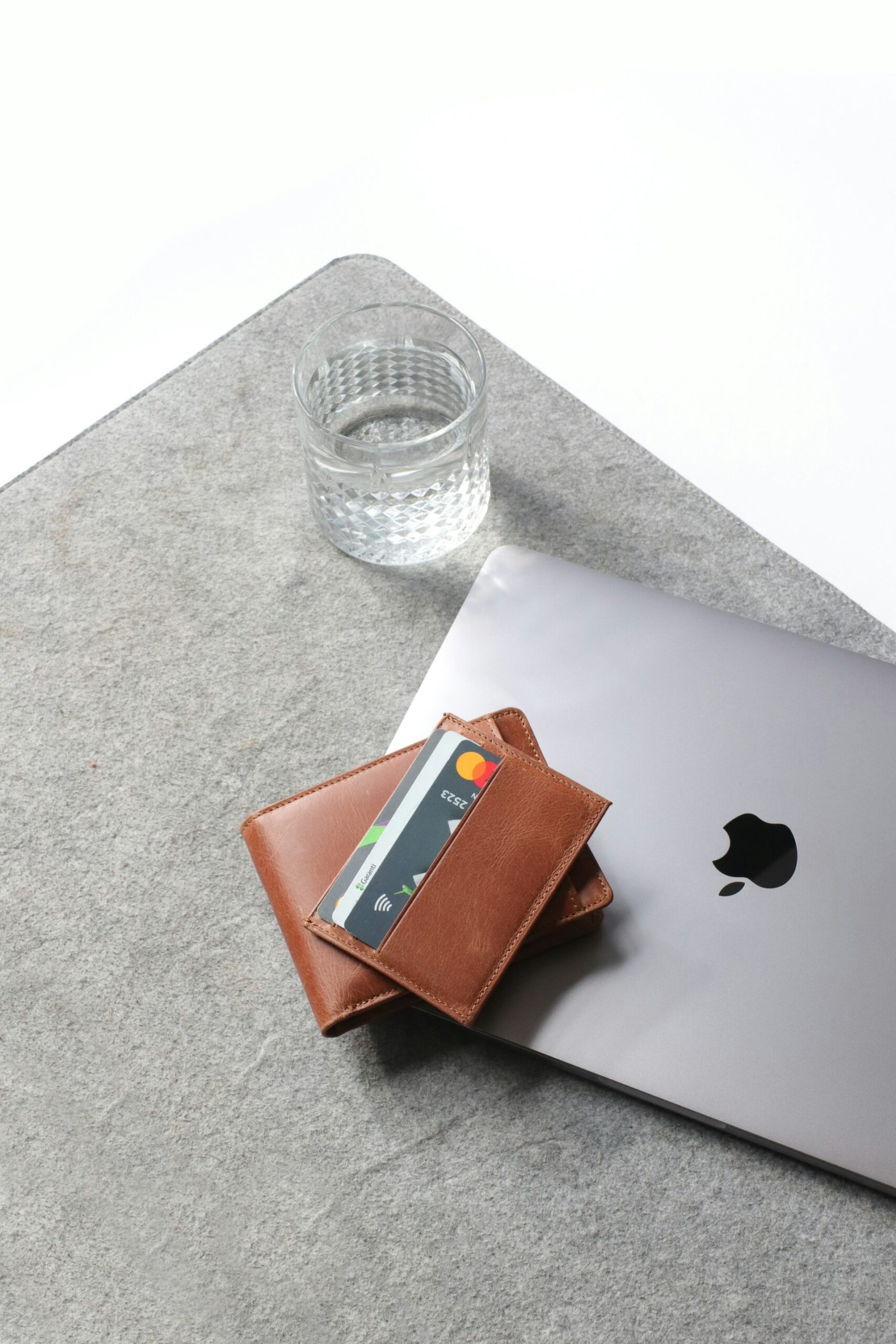 Best banks in Dubai for expats using credit card and laptop for online banking