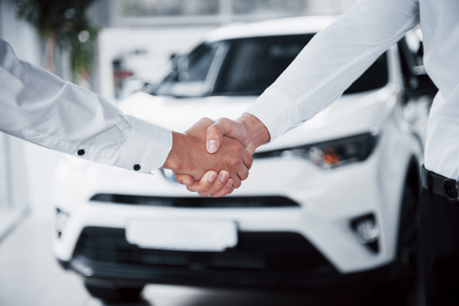 Best car loans in Dubai guide featuring a luxury white car and financing tips for expats