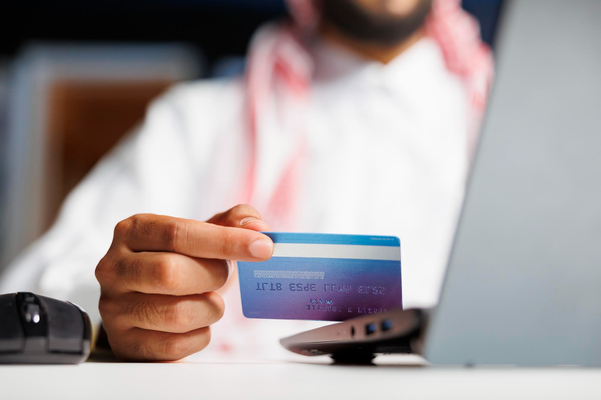 Best credit cards in Dubai for expats with online shopping payment