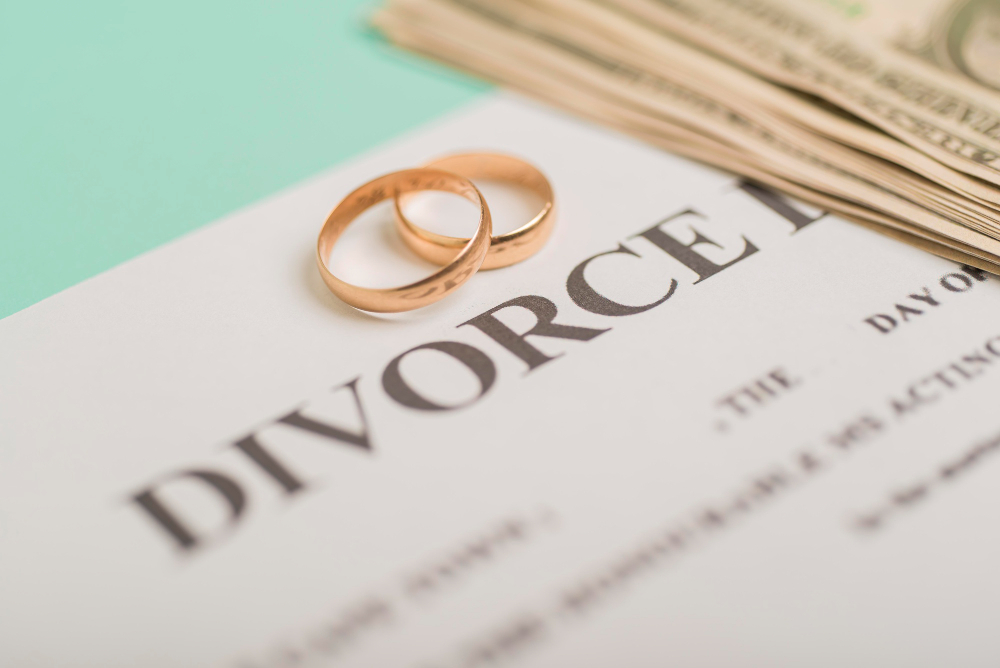 illustrating the legal process of getting a divorce in Dubai as an expat, including family law, custody, and residency considerations.